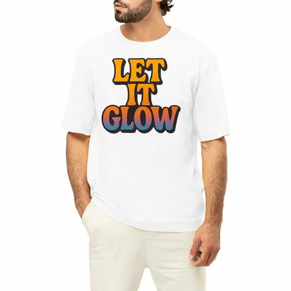 T-shirt « Let It Glow » porté