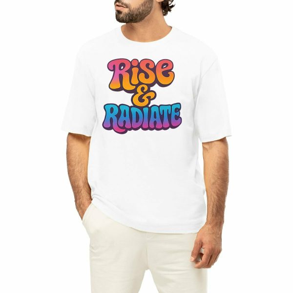T-shirt oversize « Rise & Radiate » porté